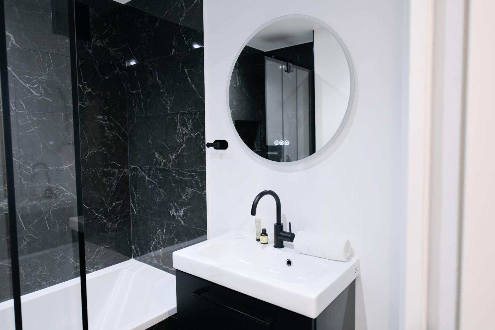 Montmartre Marvel! Designer Apartment Near Metro Париж Екстериор снимка