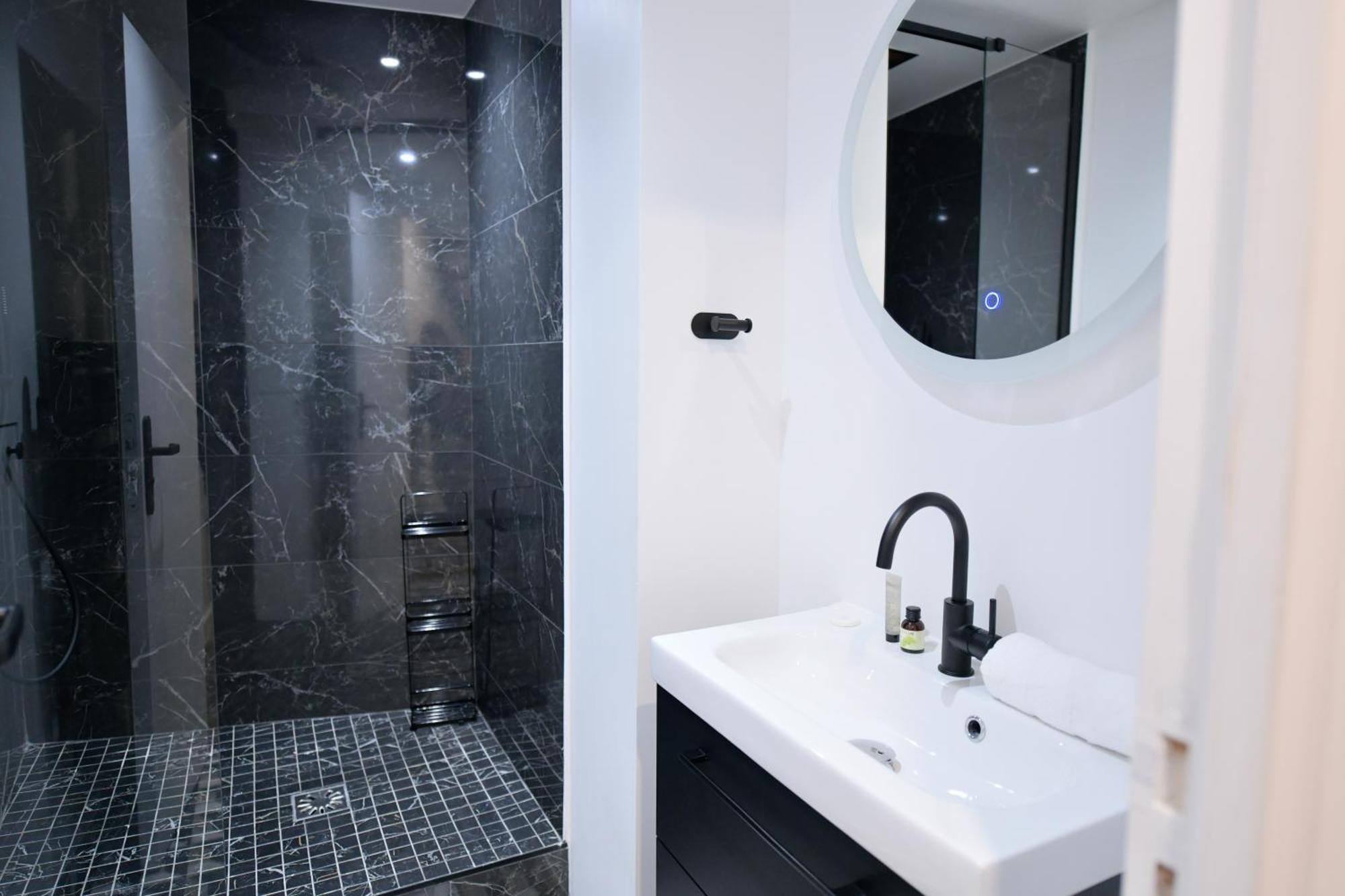 Montmartre Marvel! Designer Apartment Near Metro Париж Екстериор снимка
